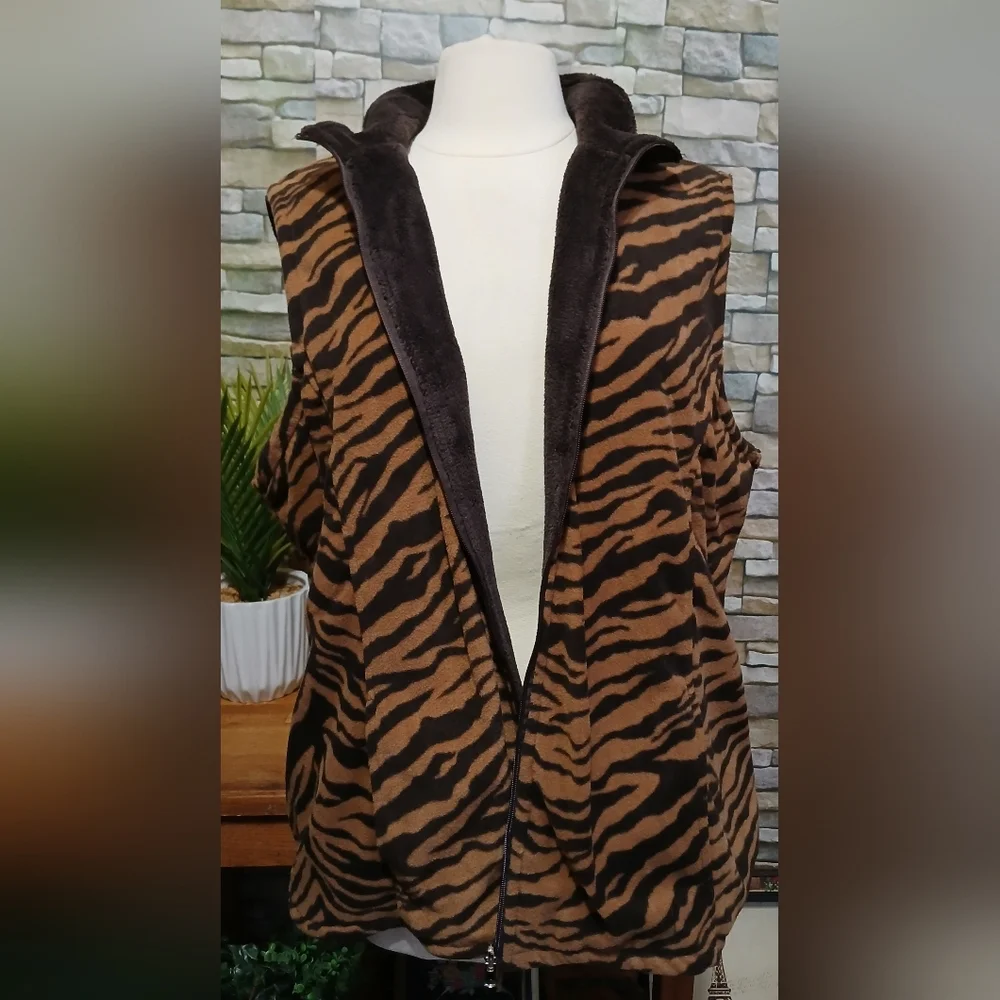 French Laundry 2X Plush‎ Animal Print Zip Up Vest - Picture 2 of 5